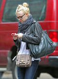 th_94695_Preppie_Dakota_Fanning_texting_while_heading_to_class_1_122_1028lo.jpg