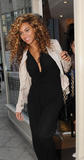 th_75102_celebrity_paradise.com_TheElder_Beyonce2010_07_06_shopping14_122_1098lo.jpg
