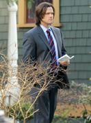 http://img184.imagevenue.com/loc1147/th_832081518_On_the_set_of_Supernatural_December6_122_1147lo.jpg