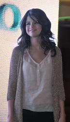 th_634711645_SelenaGomez_PerformingKingofPrussiaMallPennsylvania_200611_022_122_1148lo.jpg