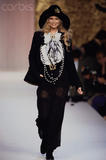 th_75509_Claudia_Schiffer_hat_122_165lo.jpg