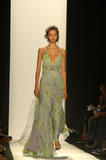 th_22331_md-fashionledge.com-ss06-rtw-newyork-w-luca-005-pochxxs7_122_210lo.jpg
