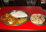 uz stale miesto mojho stravovania v Delhi-Paharganj, restika Madan rovno len cez cestu oproti ubytku, na obrazku chutne Varanasi thali, ktore tvorila malai kofta co je asi nieco v strede vyzerajuce ako maso ci span. vtacik ale je to akasi zeleninova hmota, uplne vlavo klasicky shai paneer hubovity syr bez chuti, oboje s chutnou omackou, vpravo studena asi sosovicova kasa, kazdopadne to mi nechutilo, nesmie chybat ryza a 2 chapati placky, co su vyschnute slovenske lokse, proste nic moc, aj ked namocene do omacky chutia lepsie, ale preferujem beztak ryzu, 30Sk