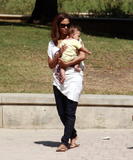 th_06517_Celebutopia-Halle_Berry_with_her_daughter_in_Beverly_Hills-14_122_599lo.jpg