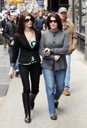 th_650113503_Celebutopia_NET.Ashley_Greene_shopping_for_furniture_with_parent_in_NYC.03_19_2011.HQ.26_122_618lo.jpg
