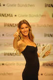 th_59835_celebrity_paradise.com_TheElder_GiseleBundchen2011_04_06_2011IpanemasandalcollectioninIstanbul9_122_694lo.jpg