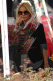 th_47605_Preppie_-_Kristen_Bell_buying_flowers_and_oranges_in_Los_Angeles_-_October_25_2009_2141_122_761lo.jpg