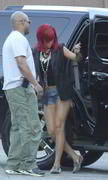 th_21153_RihannaarrivingatastudioinLosAngeles_01_122_943lo.jpg