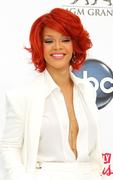 th_119825894_Rihanna2011BillboardMusicAwardsArrival22.5.2011_03_122_960lo.jpg
