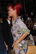 th_61894_RihannasignscopiesofRihannaRihannainNYC27.10.2010_280_122_978lo.jpg