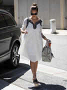 th_40999_Tikipeter_Jessica_Alba_on_her_way_to_a_birthday_lunch_001_123_988lo.jpg