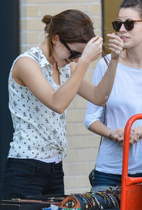 http://img184.imagevenue.com/loc1095/th_736769516_EmmaWatson_OANewYork_September14_2012_11_122_1095lo.jpg