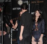 http://img184.imagevenue.com/loc518/th_12165_twilight-new-moon-cast-tour-06_122_518lo.jpg