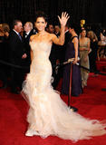 http://img184.imagevenue.com/loc646/th_61645_celebrity_paradise.com_TheElder_HalleBerry6_122_646lo.jpg