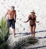 http://img184.imagevenue.com/loc917/th_51140_Britney_Spears_2009-05-19_-_on_the_beach_in_the_Carribbean_1134_122_917lo.jpg