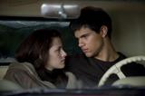 http://img184.imagevenue.com/loc974/th_87370_new-moon-bella-jacob-01_122_974lo.jpg